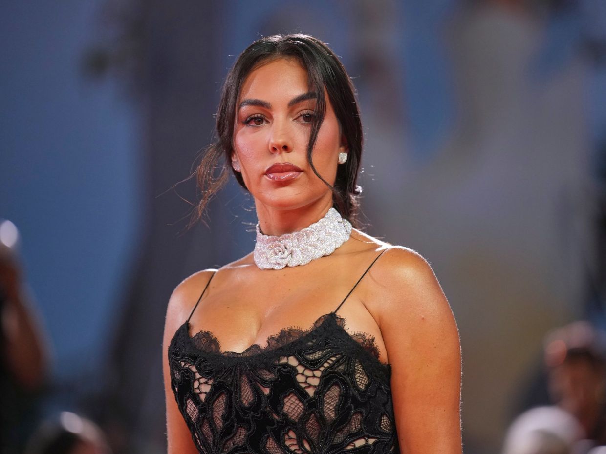 Georgina Rodríguez: Με ατημέλητο low bun και cherry makeup look στο red carpet της Βενετίας