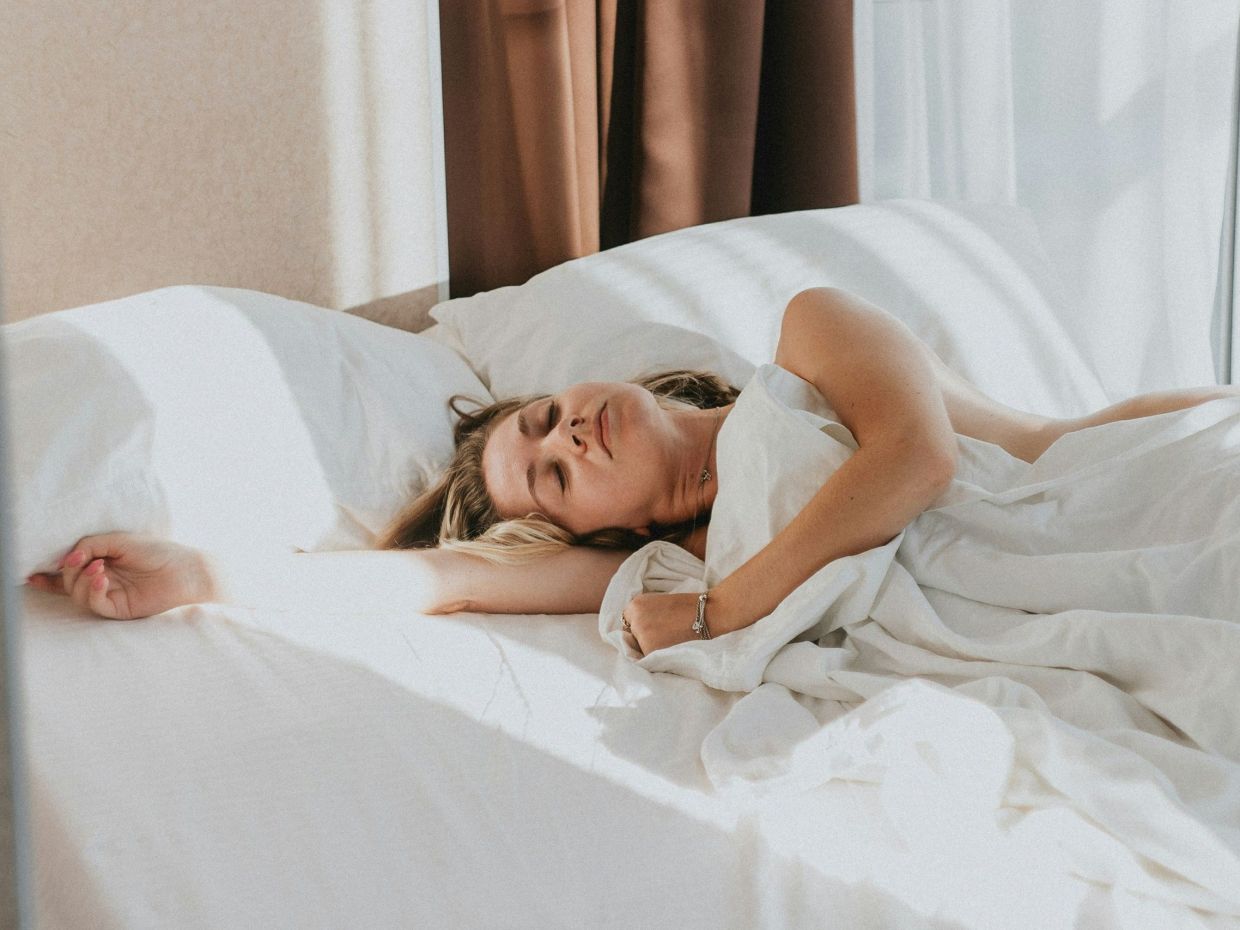 Θέλεις να κοιμάσαι καλύτερα; Αυτή η απλή συνήθεια μπορεί να αλλάξει τη ζωή σου