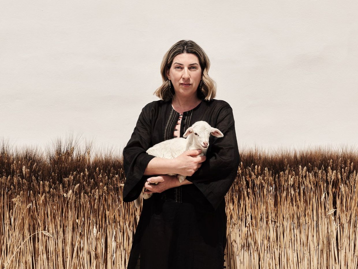 Tα Ancient Greek Sandals και η Φαίη Χατζή παρουσιάζουν μια capsule συλλογή εμπνευσμένη από τη Μύκονο