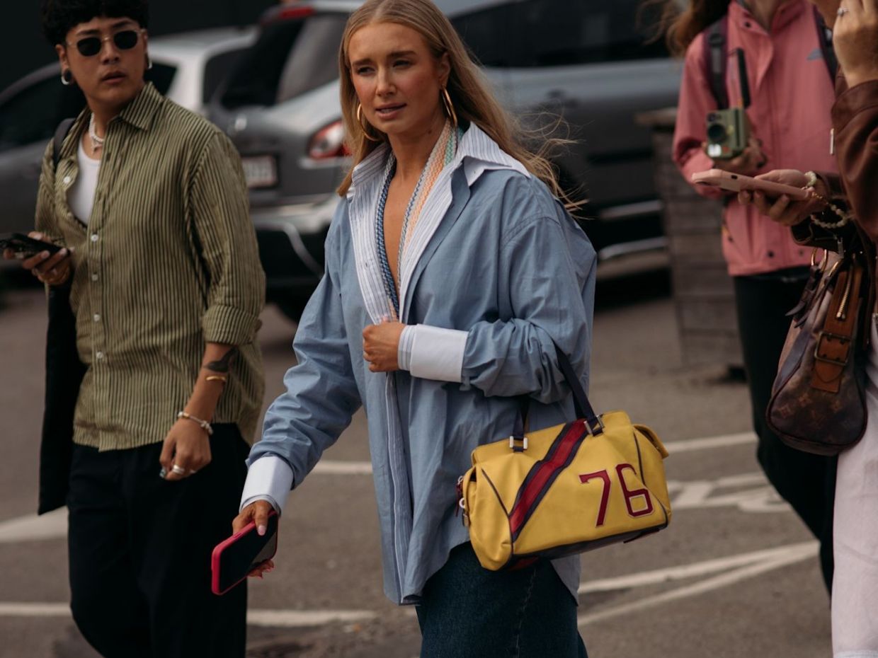 Τσάντα Bowling: Δες πώς θα φορέσεις την πρωταγωνίστρια των bag trends