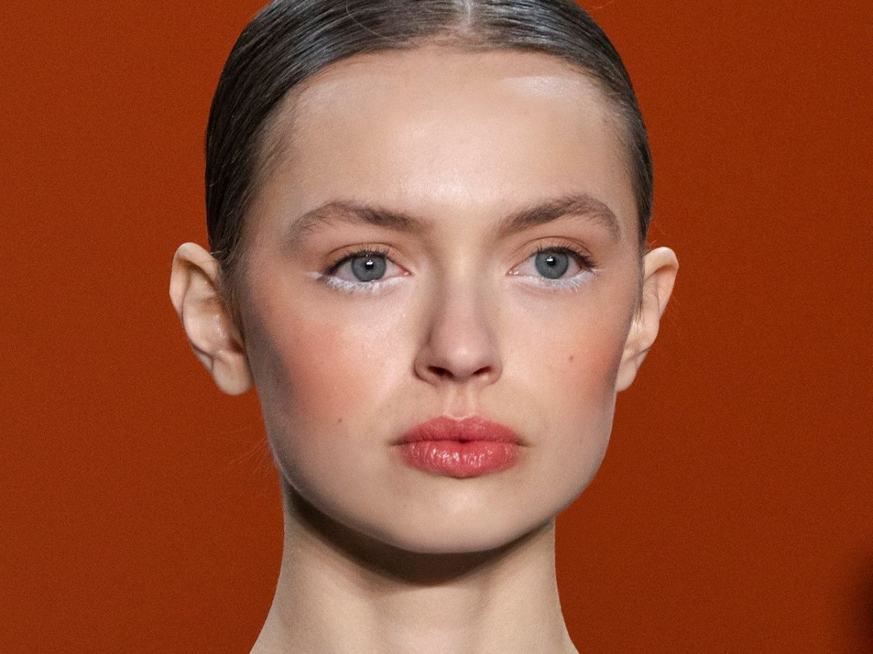 Ούτε mascara, ούτε eyeliner: Ένα λευκό μολύβι είναι αρκετό για βλέμμα ανοιχτό και φωτεινό