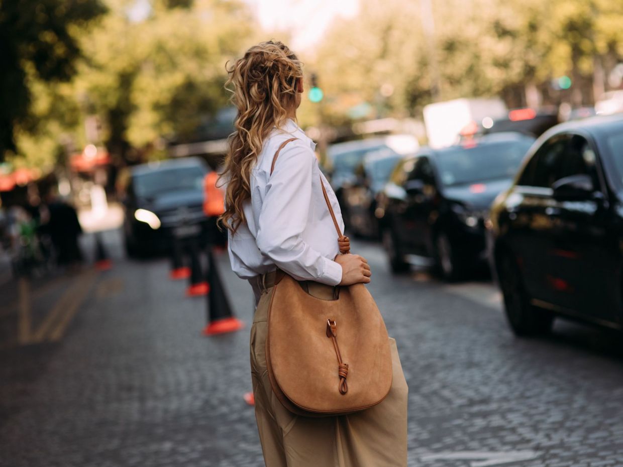 Οι suede τσάντες είναι το απόλυτο αξεσουάρ του φθινοπώρου - 4 τρόποι να τις εντάξεις στα look σου