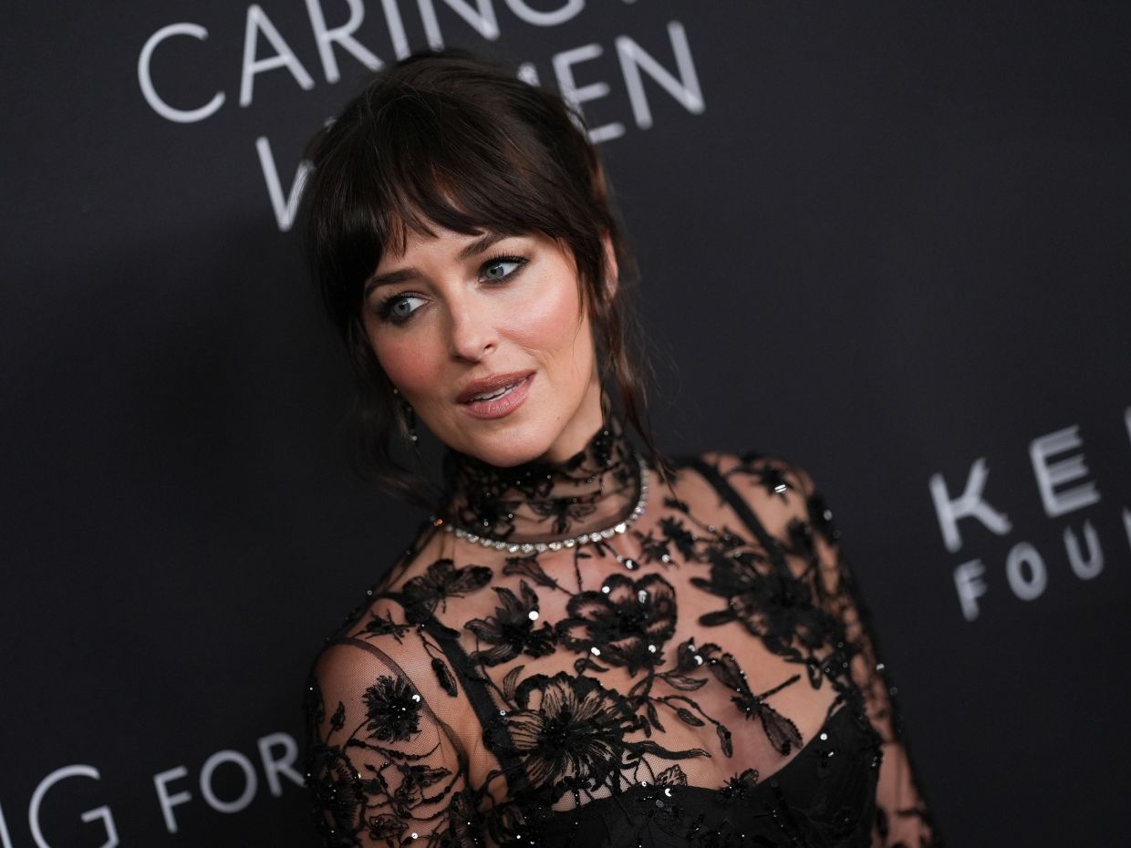 Dakota Johnson: Όταν η μόδα συναντά το timeless beauty! Η εμφάνιση που συζητήθηκε