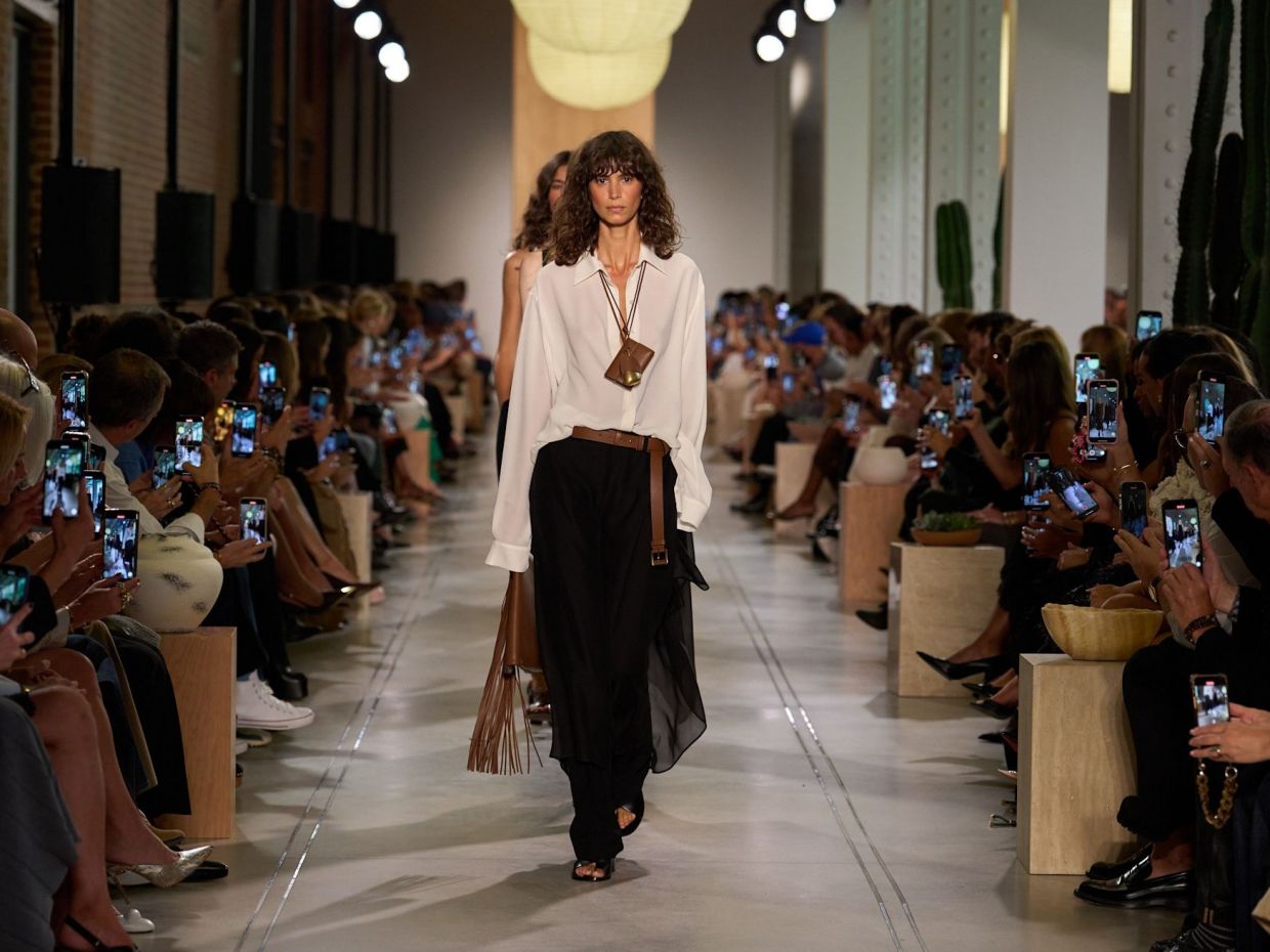 Τα δυναμικά SS26 looks του Michael Kors στο NYFW: Μία ωδή στο earthy elegance