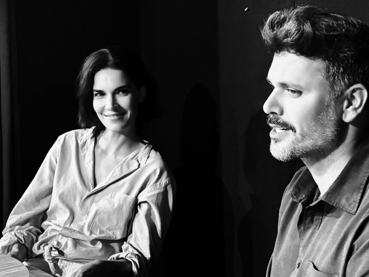 H περσινή θεατρική επιτυχία του Λονδίνου, με τους Lily Collins & Álvaro Morte, τώρα και στην Ελλάδα