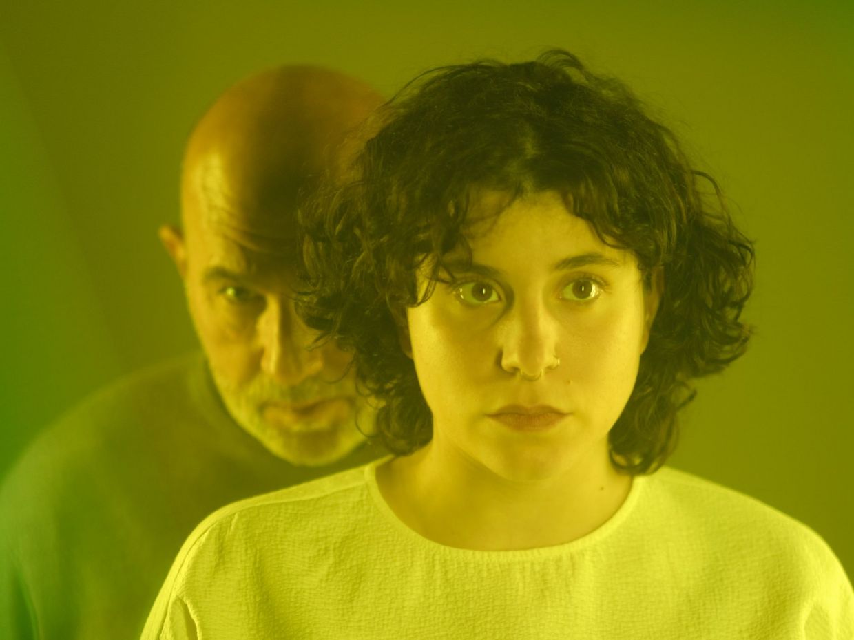 Αυτή η θεατρική παράσταση δίνει στο εργασιακό burn out την πραγματική του διάσταση