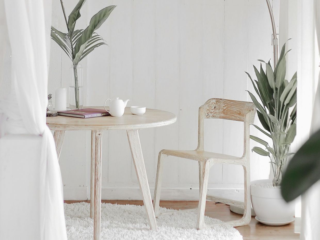 «Μην βάφεις τους τοίχους λευκούς»: Αυτές είναι οι 3 αποχρώσεις που προτείνει η interior designer