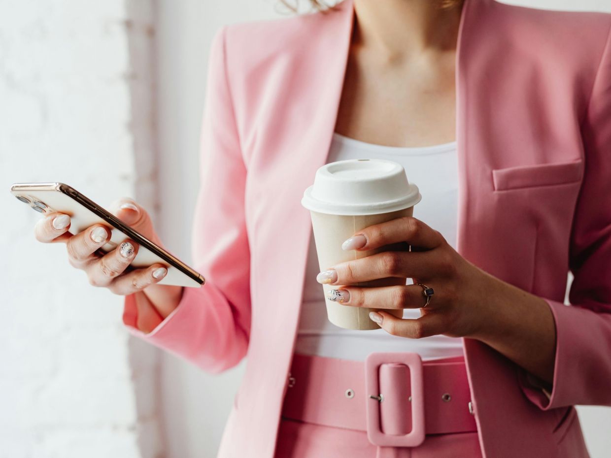 Γιατί οι φίλοι δεν απαντούν πάντα στα μηνύματα (+ γιατί μπορεί κι εσύ να δυσκολεύεσαι να το κάνεις)