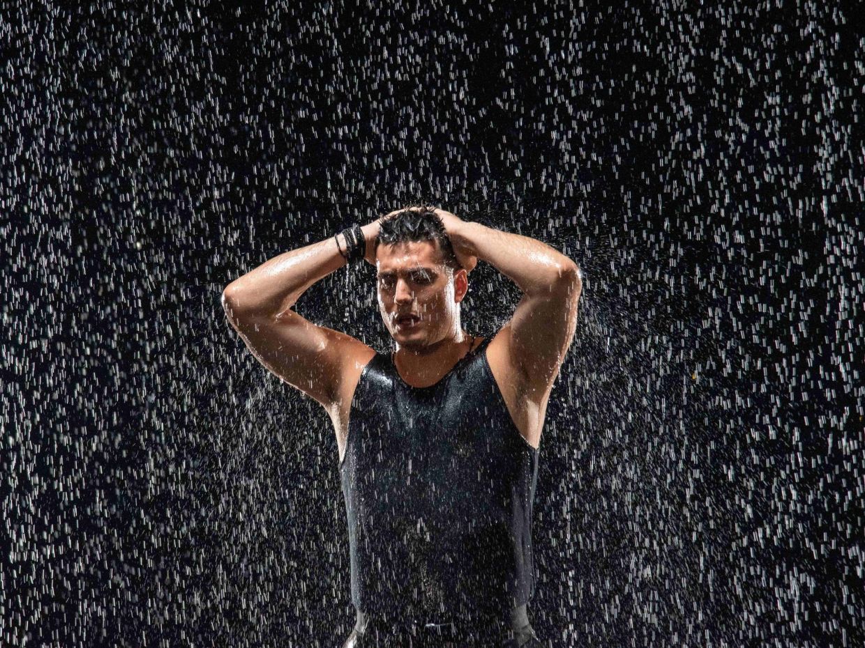 Το νέο πρόσωπο του έρωτα: Ο Γιώργος Κακοσαίος σε ρόλο που δεν τον έχεις ξαναδεί