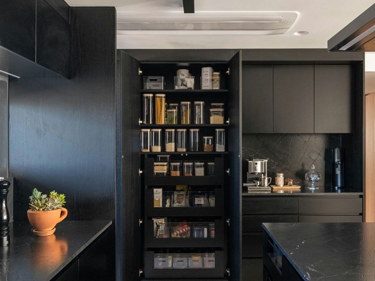 Αντίο στην άσπρη κουζίνα: οι 3 τάσεις για ανακαίνιση που κυριαρχούν το 2025