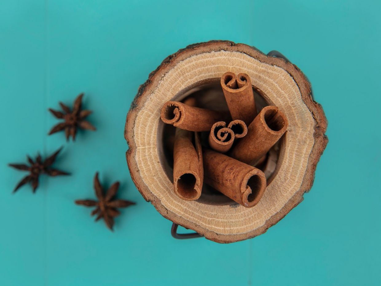 Πού να τοποθετήσεις ένα βάζο κανέλας για να προσελκύσεις χρήματα, σύμφωνα με το Φενγκ Σούι