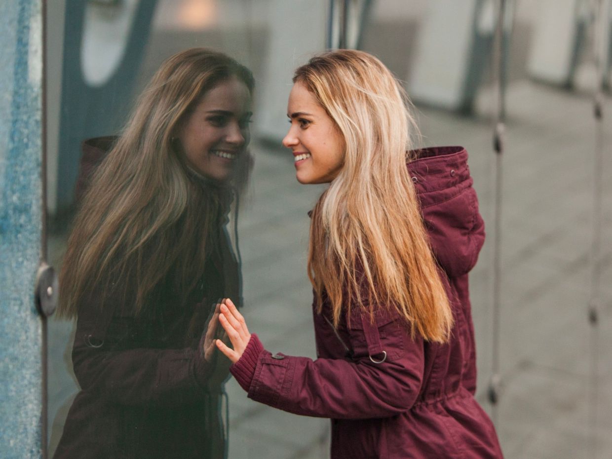 Τι σημαίνει όταν μιλάς μόνος σου δυνατά, σύμφωνα με την ψυχολογία