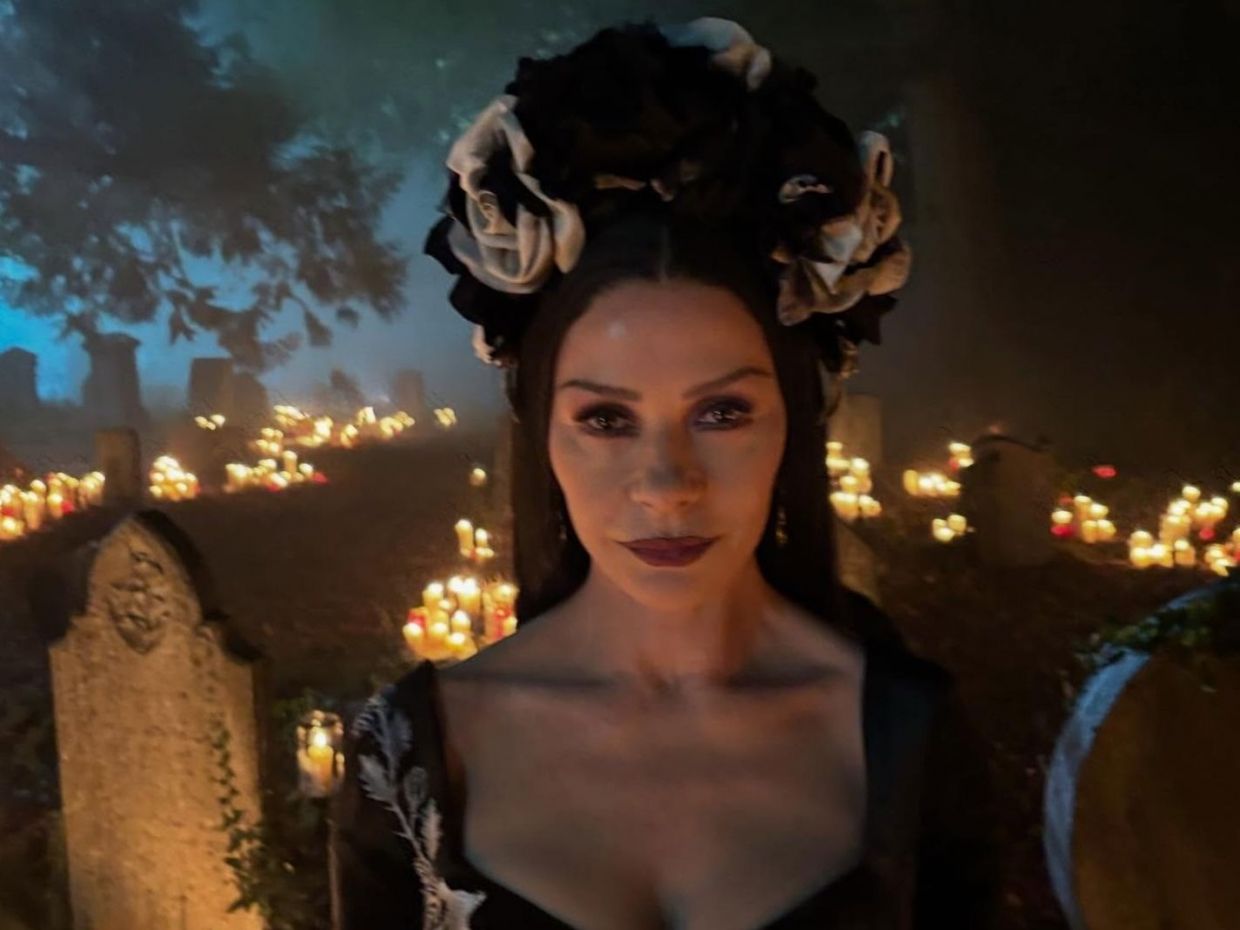 Μήπως θα θέλαμε η Catherine Zeta-Jones να είναι πιο πολύ Morticia και στην αληθινή ζωή; Είναι ήδη!