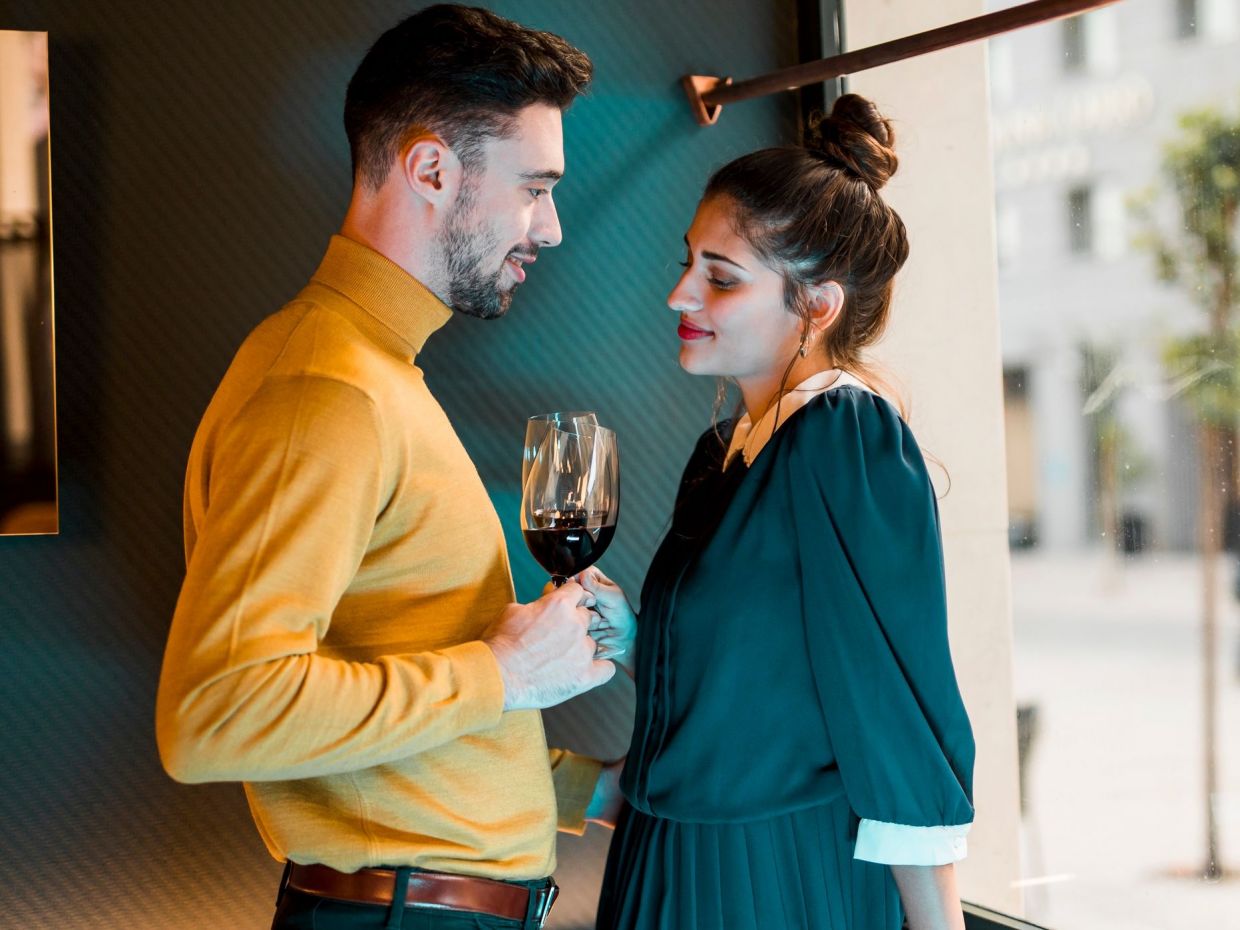 Τι σημαίνει να αποστρέφεις το βλέμμα όταν μιλάς, σύμφωνα με την ψυχολογία