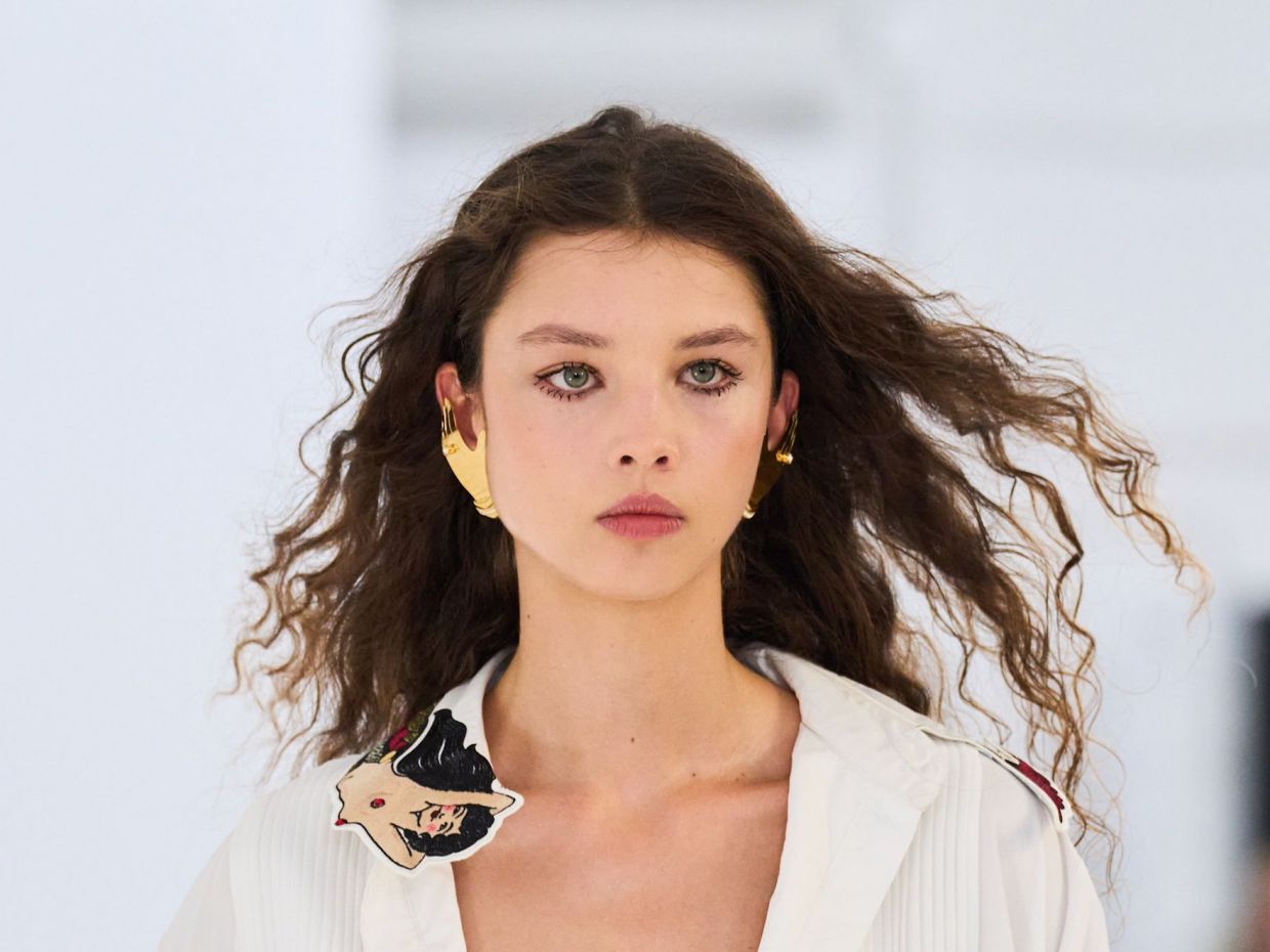 Sleek μαλλιά & κρύσταλλα στα φρύδια, όλα τα beauty trends από την Εβδομάδα Μόδας του Μιλάνου