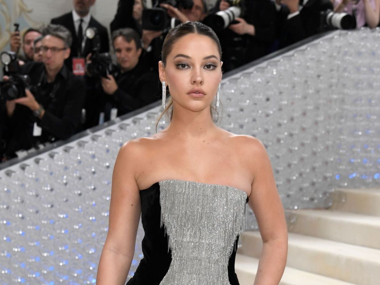 Ποια είναι η Madelyn Cline, η φημολογούμενη σύντροφος του Κωνσταντίνου - Αλέξιου Ντε Γκρες;