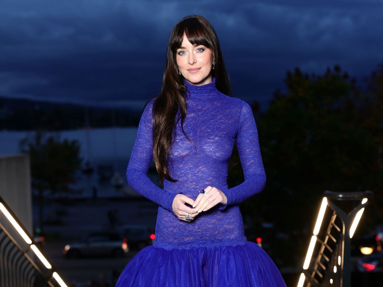 Η Dakota Johnson λέει «ναι» στο Lace core και αποθεώνει τη δαντέλα (ξανά)