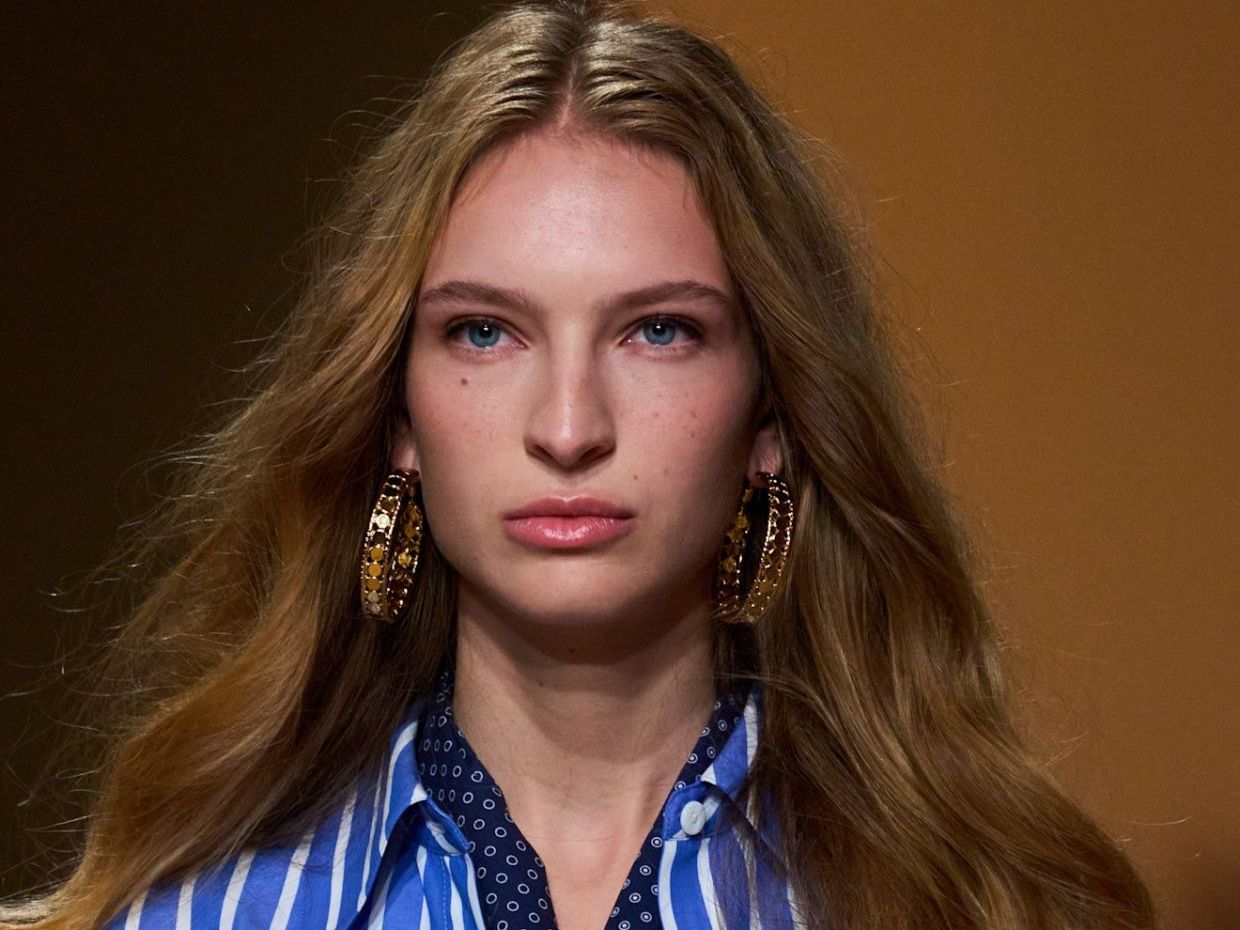 Πώς να δώσεις όγκο στα λεπτά μαλλιά: 5 SOS tips που κάνουν τη διαφορά