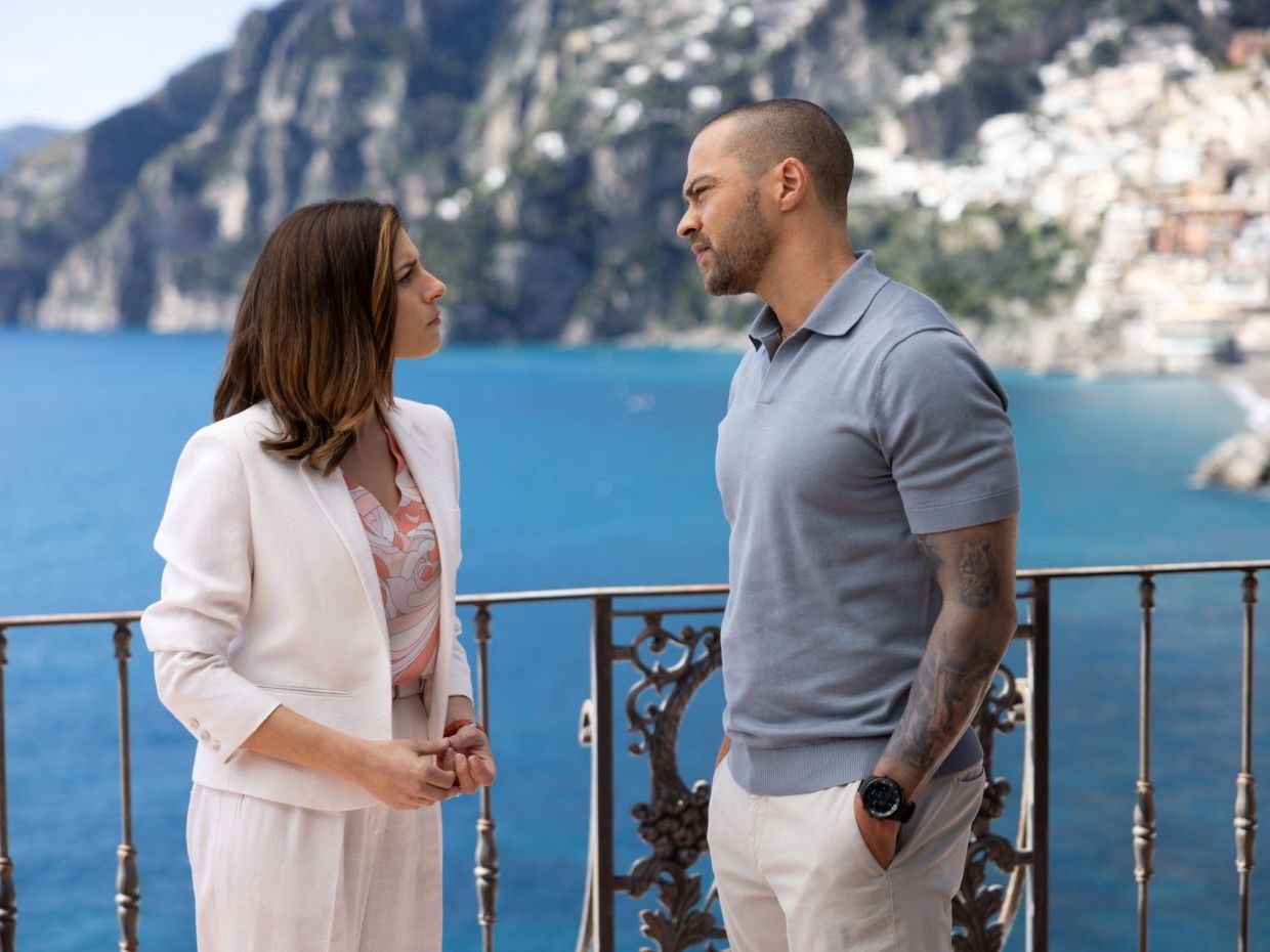 COSMOTE TV: Οκτώβριος με το «Hotel Costiera» και τα «The Gray House» και «The Hack»