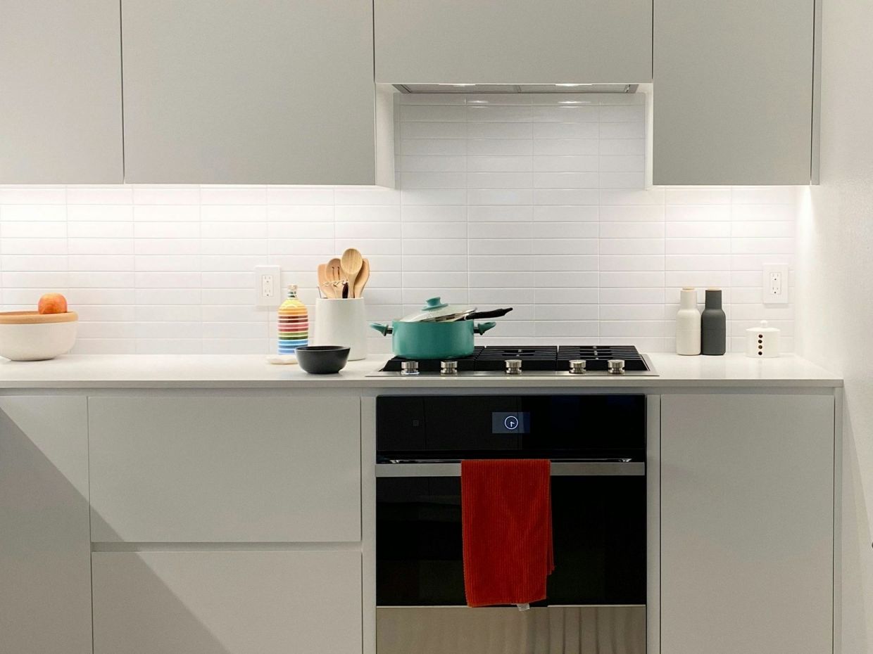 Καθάρισε τα ντουλάπια κουζίνας από λίπη με αυτό το DIY κόλπο & θα γίνουν σαν καινούρια