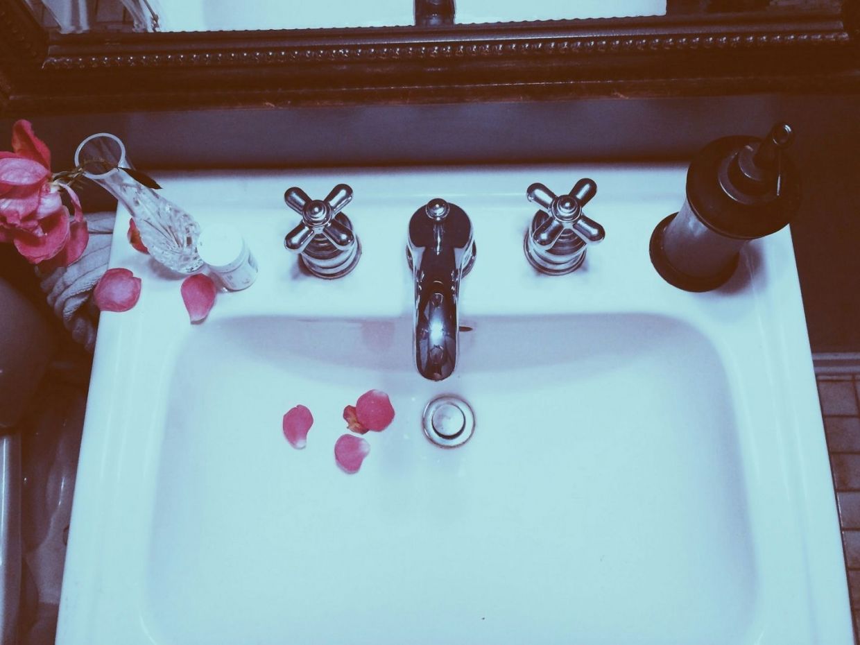 Ρίξε μισό ποτήρι μέσα και ο νεροχύτης θα καθαρίσει μόνος του χωρίς βεντούζα