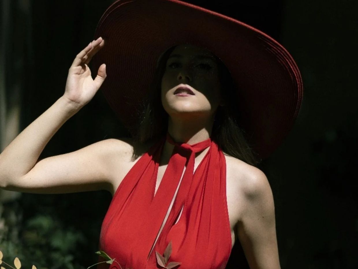 Hotel Gatto Perso: Οι παράλληλες ζωές της Χριστίνας Σαμαρά σε νέο video clip