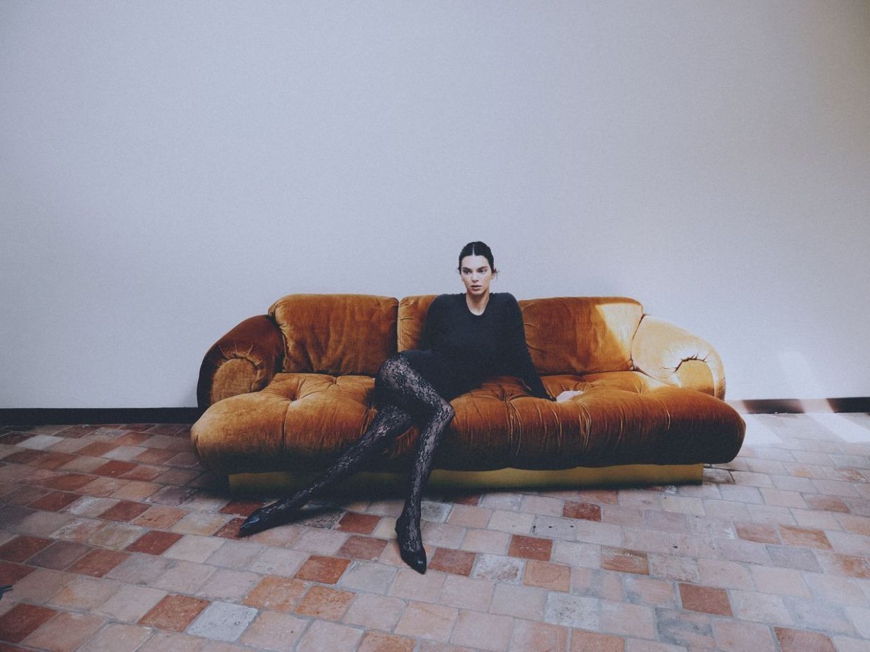 Η Kendall Jenner αναβαθμίζει το look της με ένα chic και θηλυκό αξεσουάρ: το romantic lace καλσόν