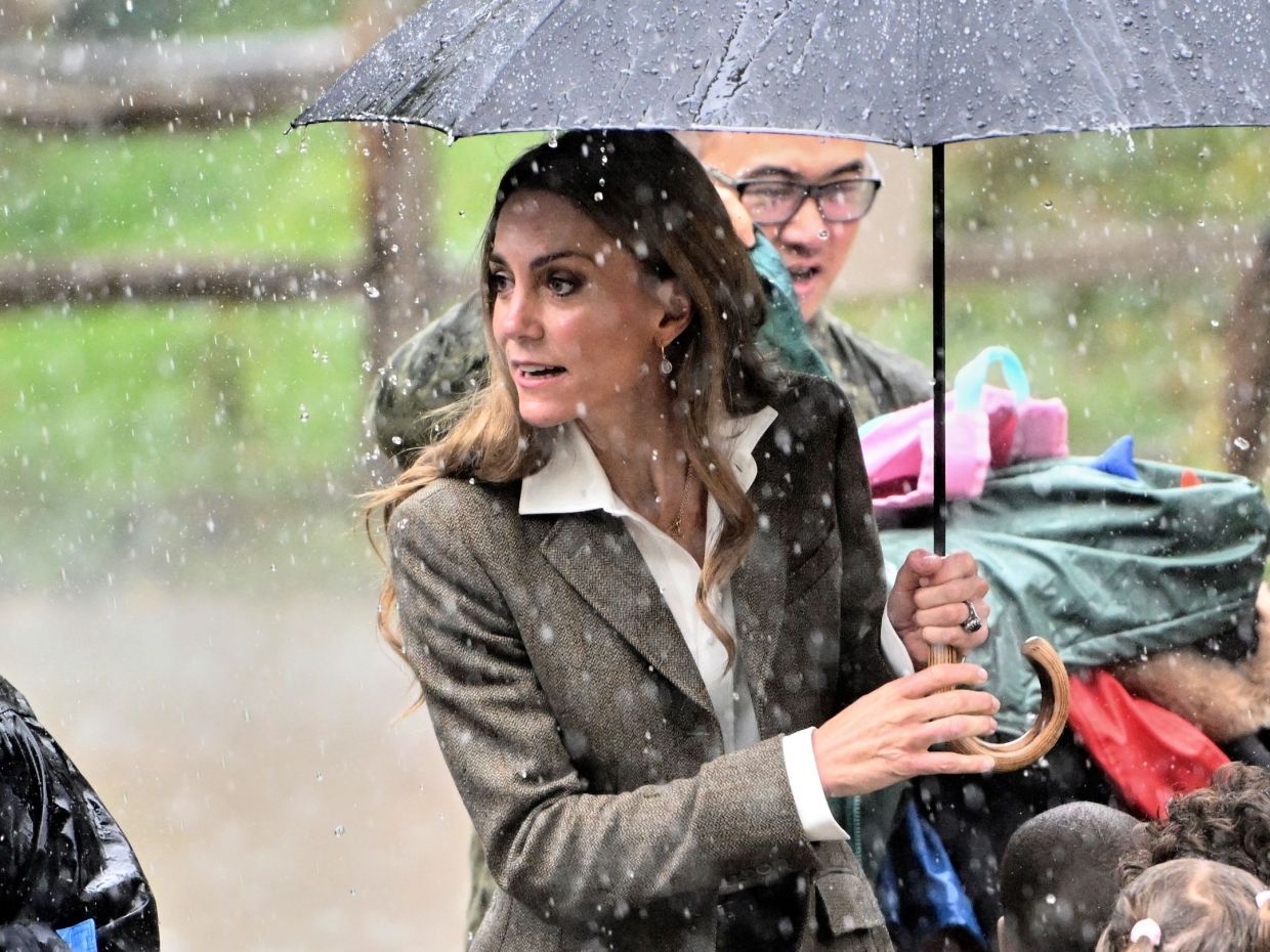 Η Kate Middleton εντυπωσιάζει ξανά με καρό office look που έγινε αμέσως viral - Η νέα έξοδος