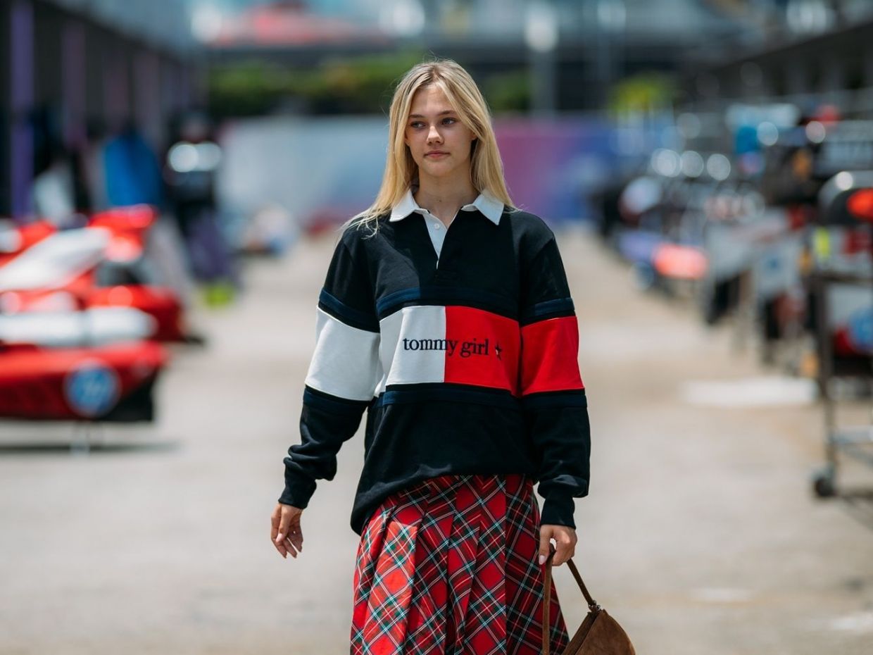 Η Alba Larse εντυπωσίασε με το στυλ της, φορώντας Tommy Jeans, στο Grand Prix της Σιγκαπούρης