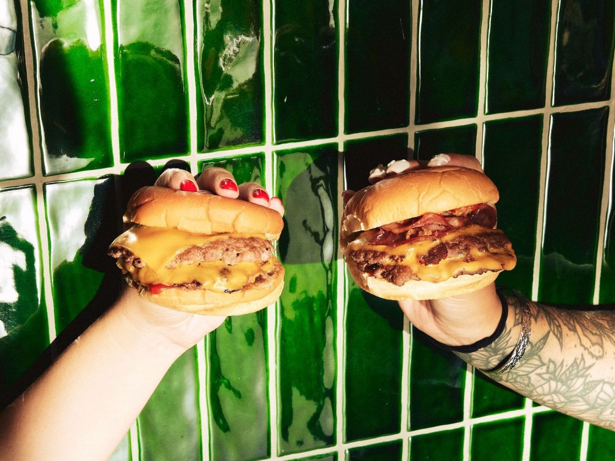 Νέα άφιξη: Burgers & cocktails μας περιμένουν σε ένα ολοκαίνουριο street food στέκι στη Νέα Πεντέλη