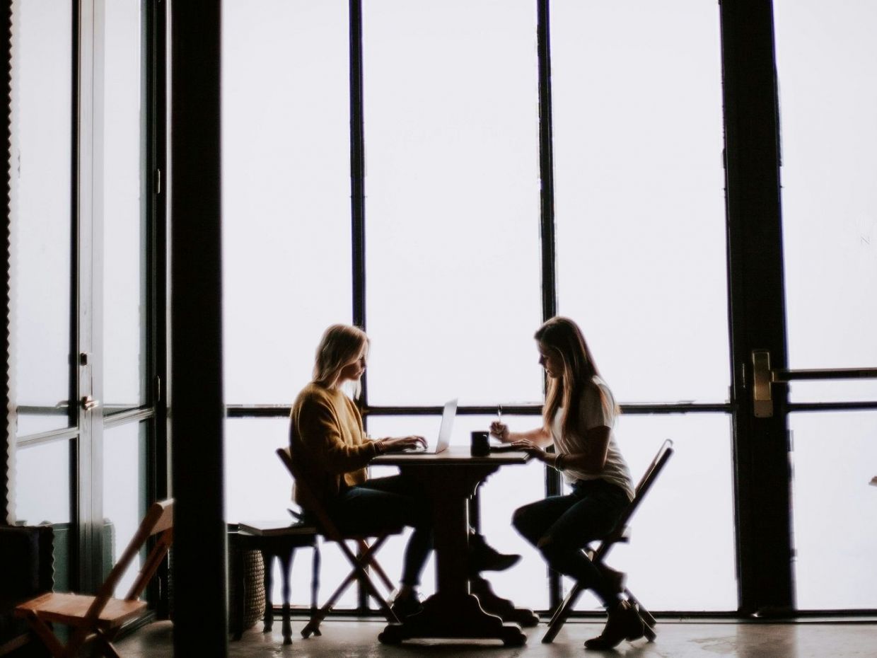 Τι σημαίνει, σύμφωνα με την ψυχολογία, όταν κάποιος αποστρέφει το βλέμμα του ενώ μιλά