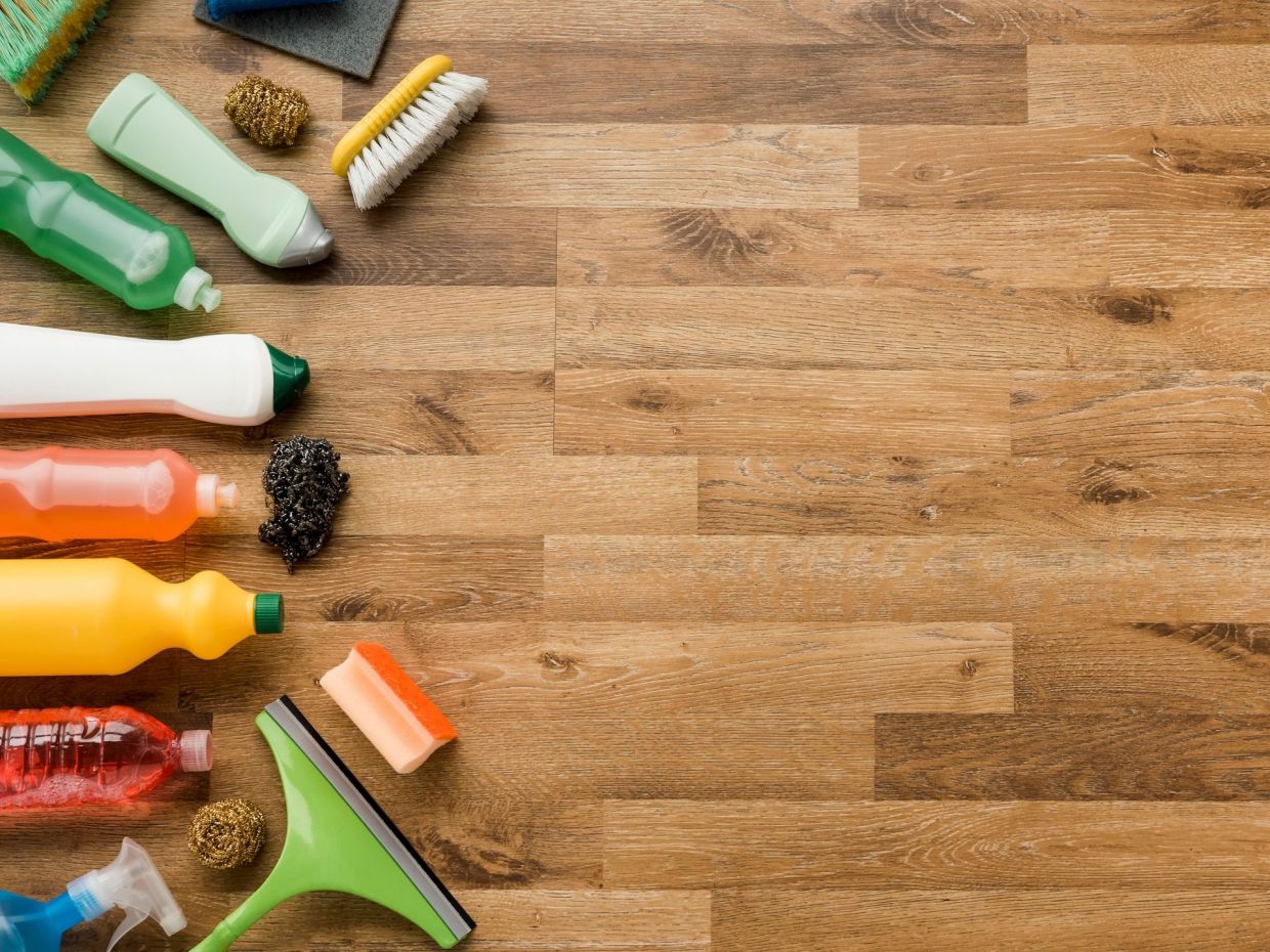 Ρίξε ξίδι και απορρυπαντικό στα ξύλινα πατώματα: σε τι χρησιμεύει και γιατί αξίζει να το δοκιμάσεις