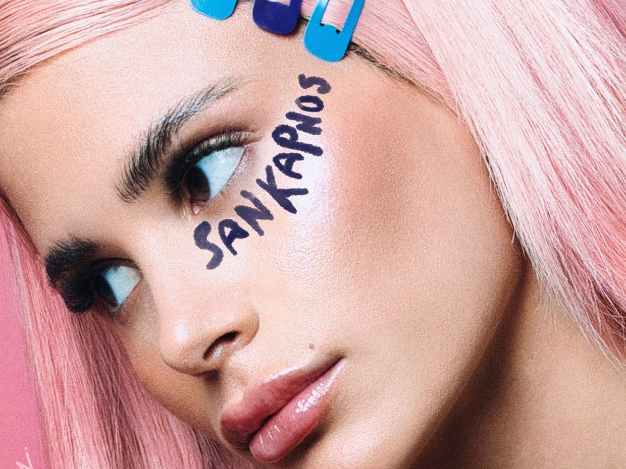 Το «Σαν Καπνός» της Mikay κυκλοφόρησε και στο TikTok λένε πως θα παίζει στο repeat αυτό το χειμώνα