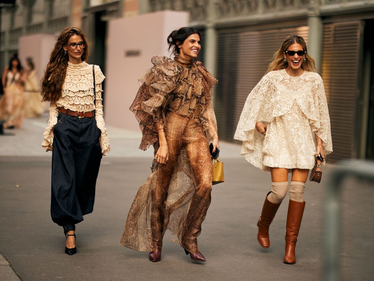 Γήινοι τόνοι, κρόσσια και κεντήματα: Το streetstyle επιβεβαιώνει ότι το boho στυλ θα παραμείνει