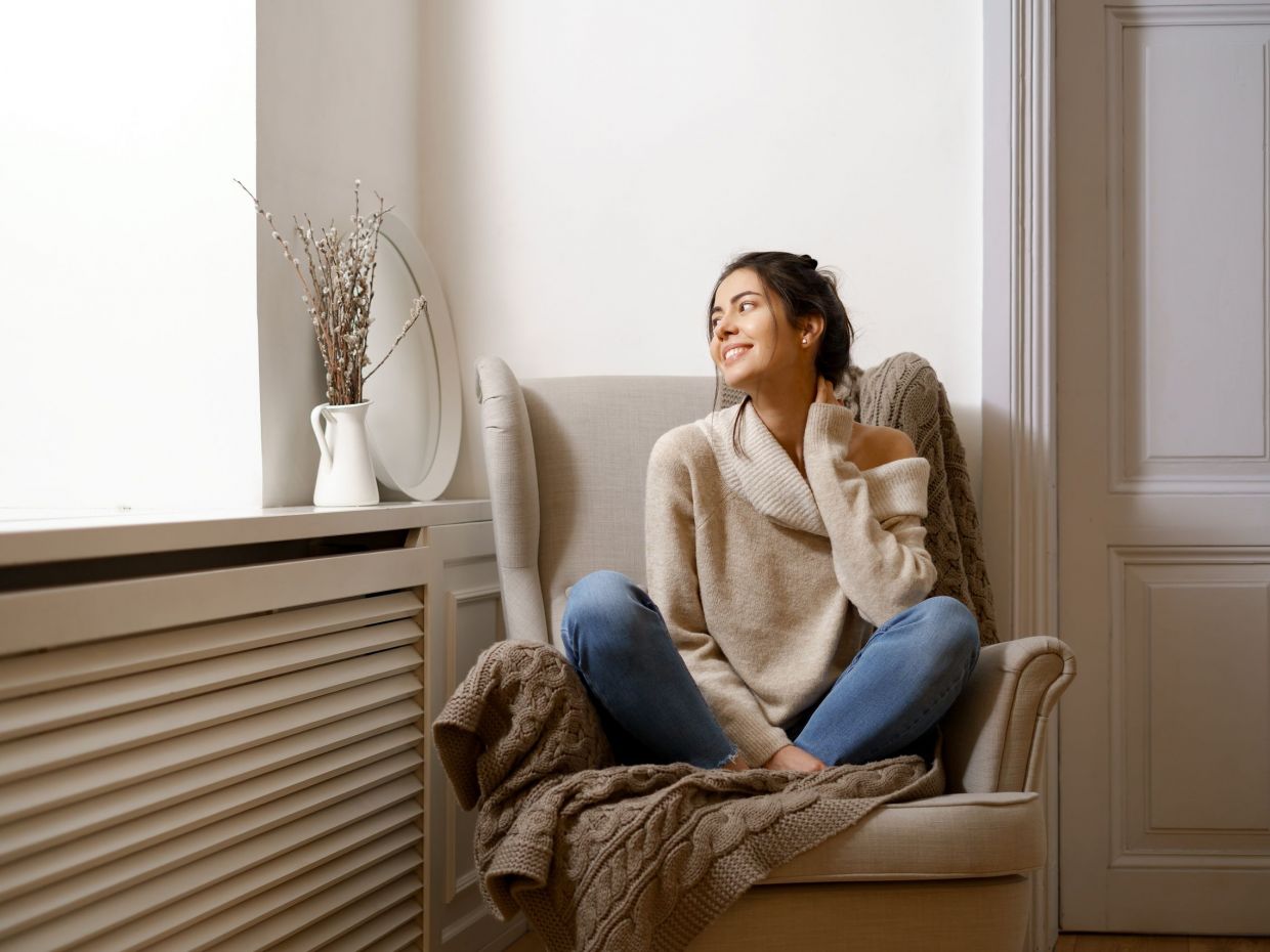 Αντί να το πετάξεις, βάλε το πίσω από το καλοριφέρ: Ένα απλό κόλπο για ένα ζεστό σπίτι