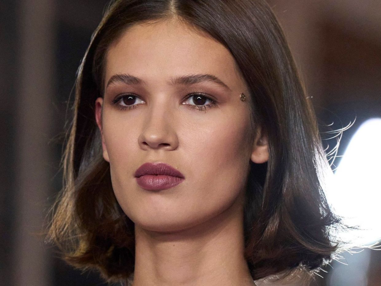 Βουργουνδί σκιά: Το νέο twist στο κλασικό smokey eye και τα βήματα για να το πετύχεις