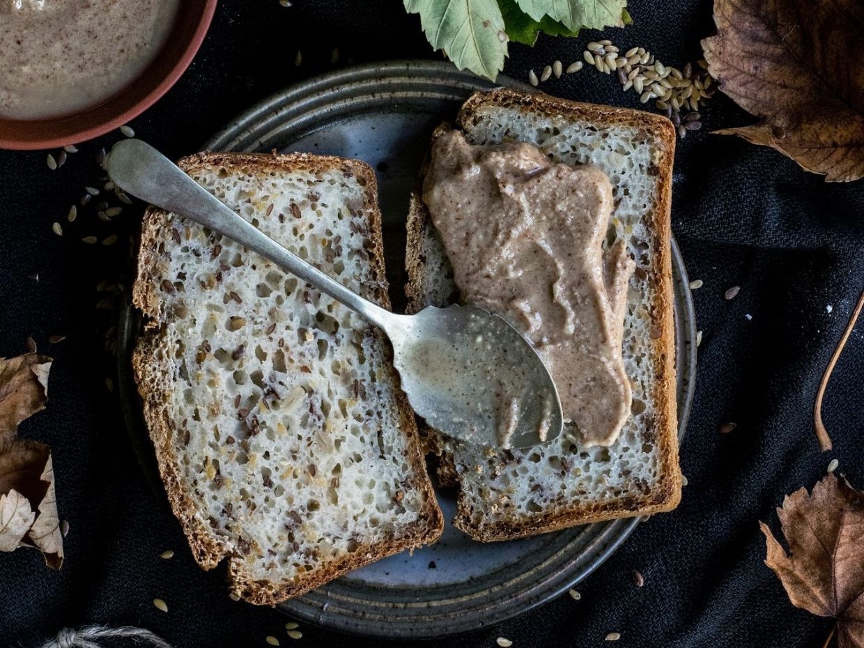 Φρυγανιά με φυστικοβούτυρο ή βρώμη; Ποιο πρωινό είναι καλύτερο για φυτικές ίνες και πρωτεΐνη;