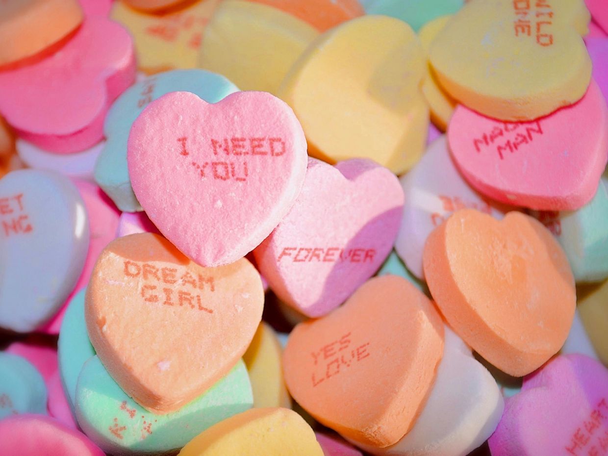 Η ψυχολογία ξεχωρίζει τρία χρώματα που φορούν οι ευφυείς άνθρωποι