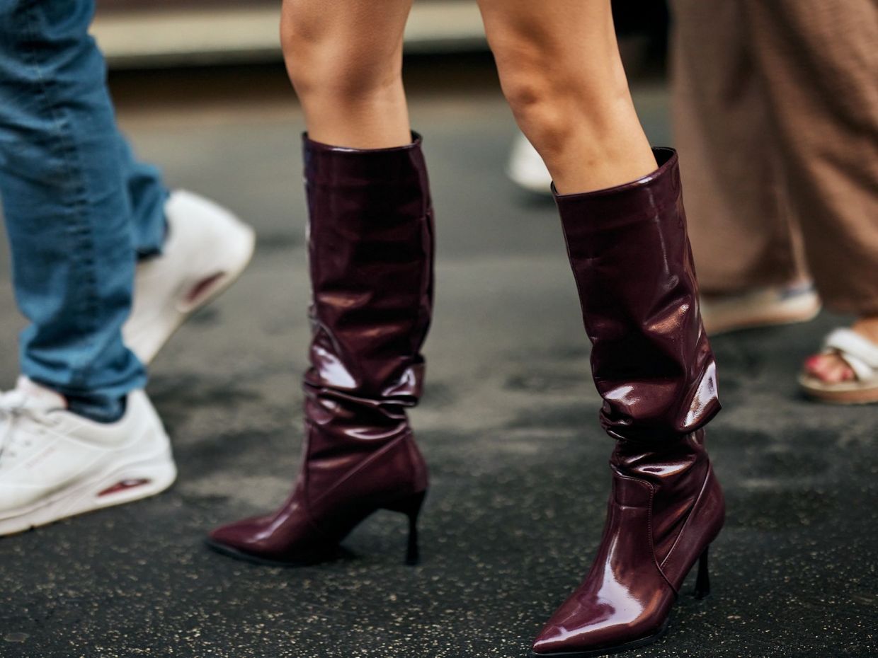 Αυτό το βαθύ κερασί χρώμα στις μπότες θα αντικαταστήσει το μαύρο τη φετινή χειμερινή σεζόν