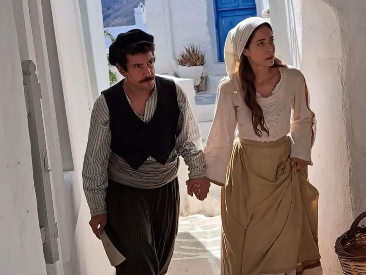 «Από ήλιο σε ήλιο»: Έρωτας από μέταλλο και ατσάλι στις σκοτεινές μέρες μίας εξέγερσης