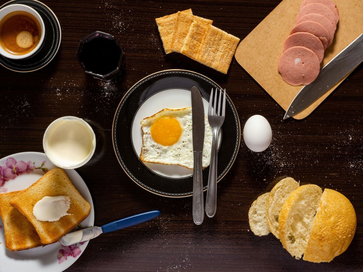 Γιατί να βάλεις ξύδι στο τηγάνι όταν τηγανίζεις αυγά (το μικρό μυστικό που κάνει τη διαφορά)