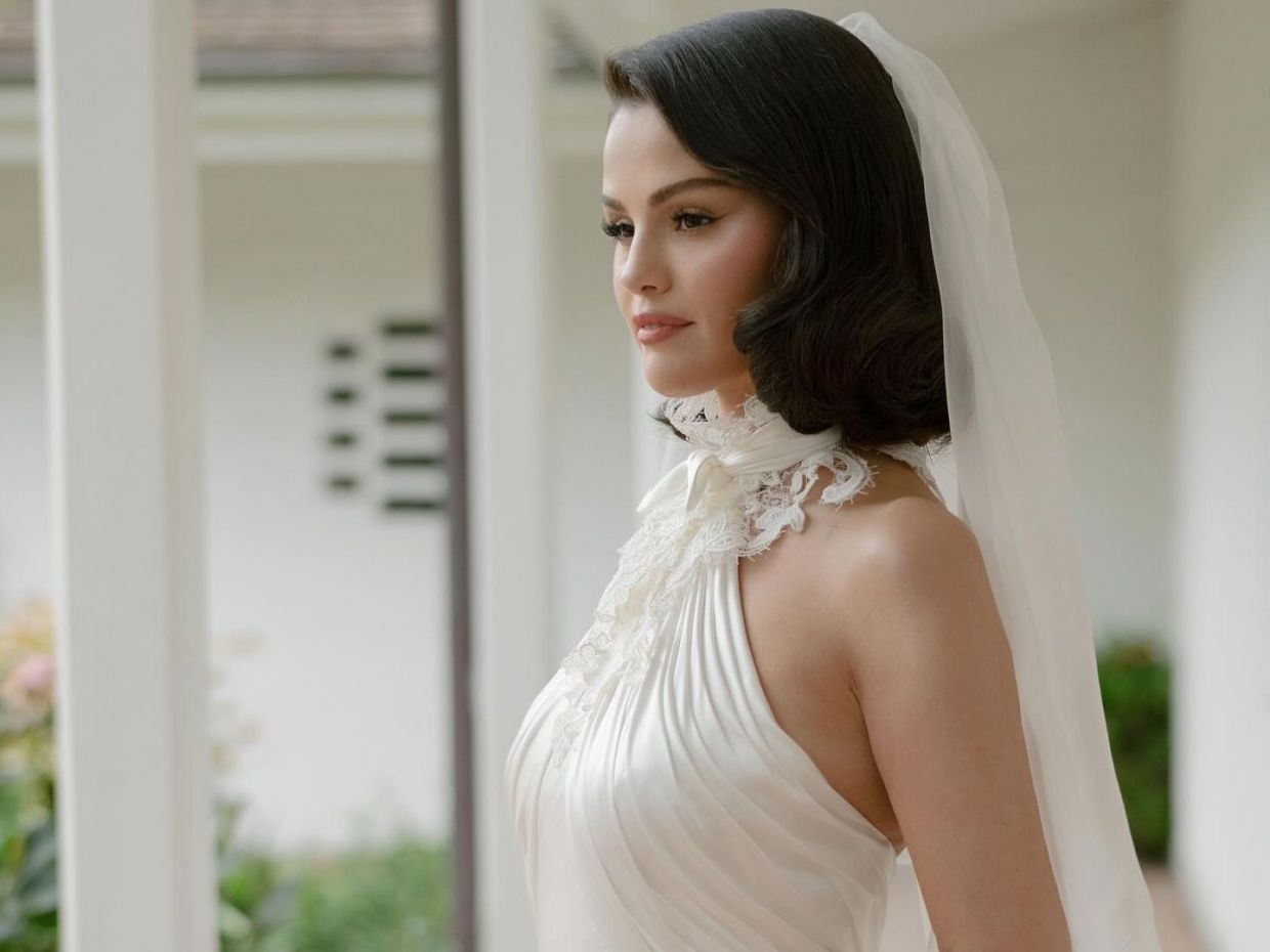 Selena Gomez: Δες πώς απογείωσε το κοντό καρέ της την ημέρα του γάμου της