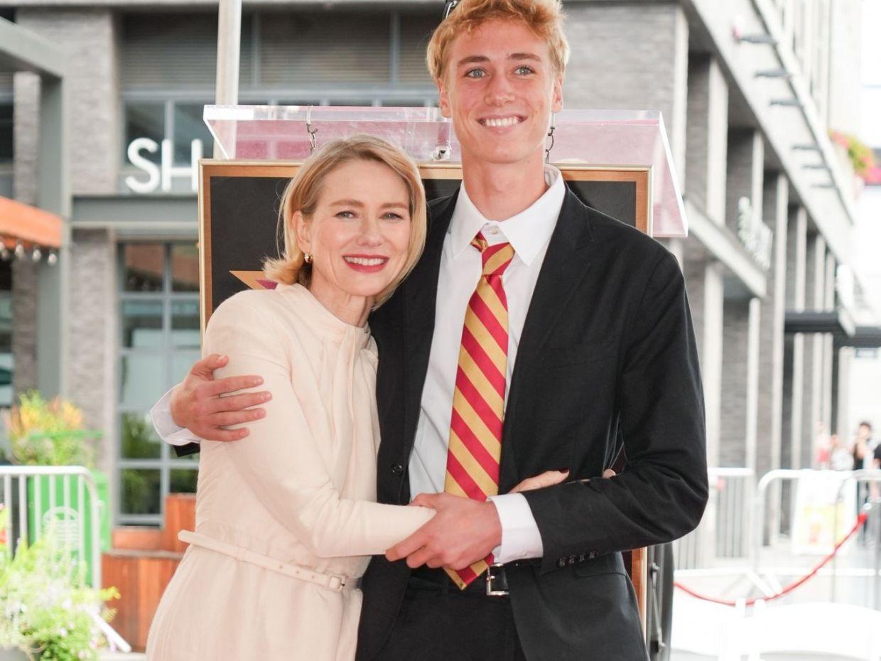 Naomi Watts: Ο 18χρονος γιος της έκλεψε τις εντυπώσεις στην τελετή απονομής της στο Walk of Fame