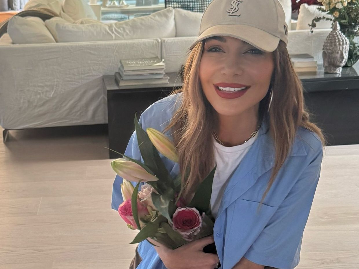 Δέσποινα Βανδή: Το ριγέ item κλέβει την παράσταση στο σαλόνι της στη Φιλοθέη