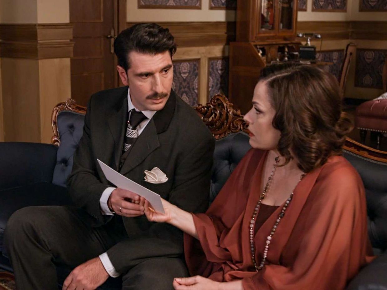 Μία γυναίκα από το παρελθόν του Ρήγα έρχεται στο Grand Hotel για να αποκαλύψει νέα εγκλήματα