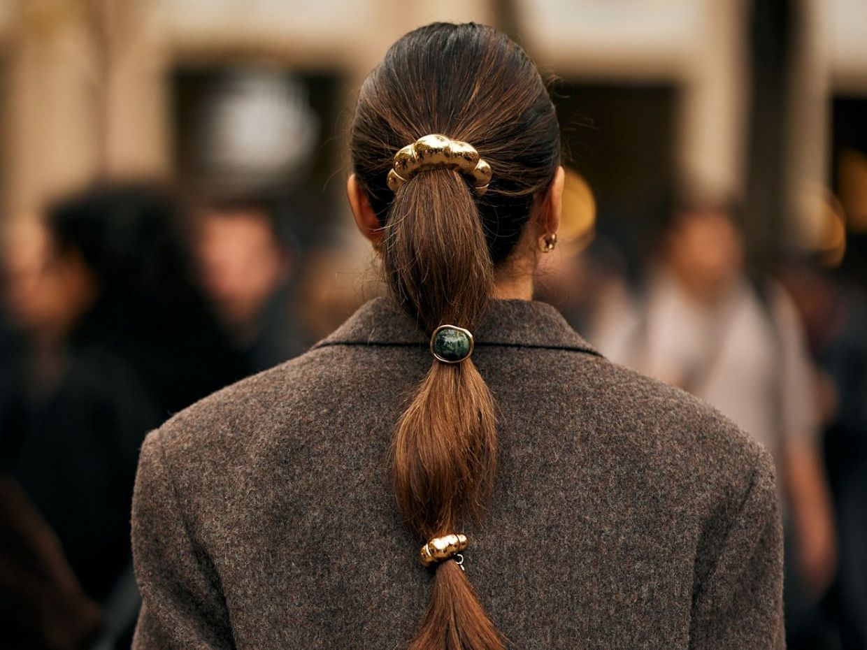 No frizz days: 4 χτενίσματα για τέλεια μαλλιά ακόμα και κάτω από τη βροχή