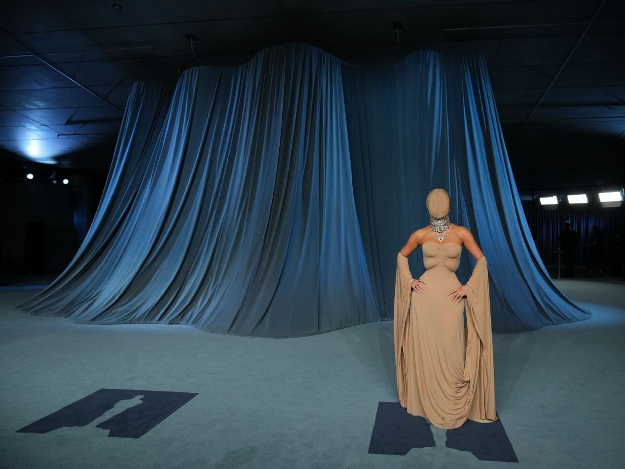 Kardashian, Ortega, Hailey Bieber & όλες οι fashion (και μη) εμφανίσεις στο Academy Museum Gala 2025