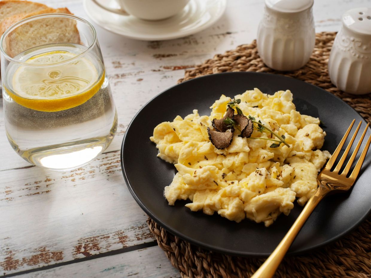 Πώς να φτιάξεις τα τέλεια scrambled eggs, σύμφωνα με μία σεφ με αστέρι Michelin