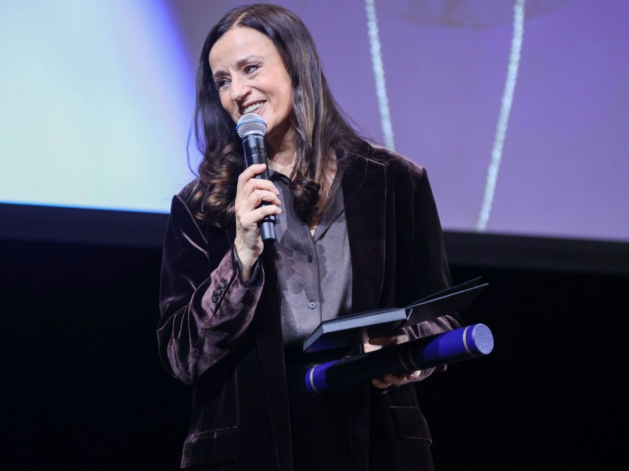 Βραβεία Θεάτρου 2025: Η Καραμπέτη έλαβε το «Μεγάλο Βραβείο» φορώντας το πιο κομψό βελούδινο σακάκι