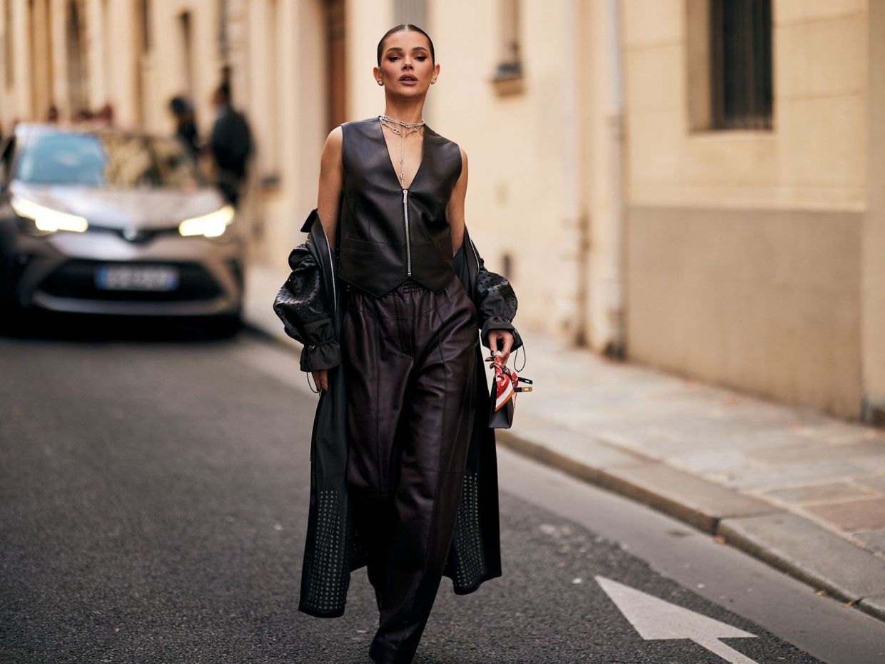 Ποια jeans; 6 στυλ παντελονιών που θα βλέπεις παντού φέτος και δεν είναι denim